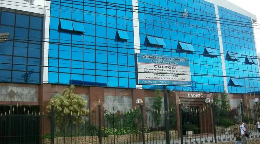 Obra real: fachada em vidro da Catedral da Assembleia de Deus em Santa Cruz